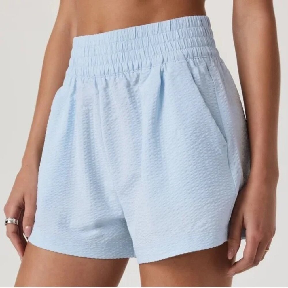 Vuori Villa Texture Shorts size Large in Light Mist